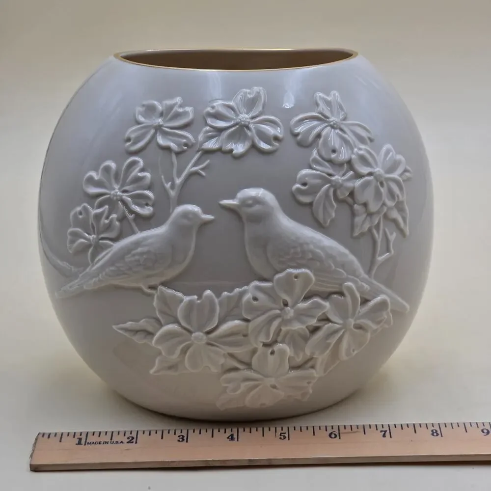 Lenox Spring Seasonal Vase Doves in a Dogwood Tree Legacy Edition 6402861 USA